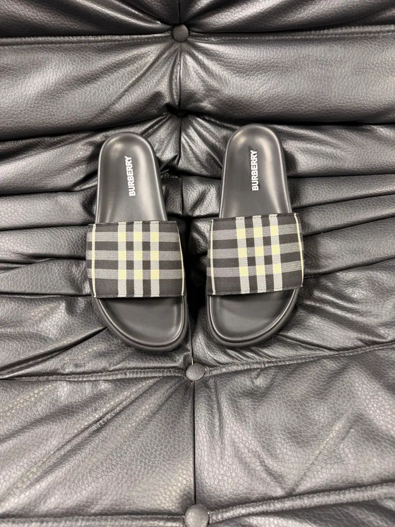 Burberry - Boboli slippers., Summer's new classic-cut slippers.Vintage The retro-gauge slippers. The twigs make comfort in wearing the experience. Shoe.: PVC %Heat-plastic polyurethane Shoes under the sole.: %Rubber Setup Design Sides are. Burberry Stereo-letter logo BurberryClassic-cut sandals. This classic pair of green sandals is from...Burberry (Bobley.). Design Details: Clipping, haymarketSquare Stripes, Show your toes., The side is marked with a pebbles brand., - Scalpel shoes. Size: 38-44（45Do it.）