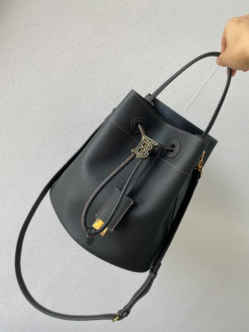 Special level BThe latest home edition of the cattle-skinned bucket bag.❤️Made with Italian leather-cut grains., Dot Thomas Burberry Exonyms. This package is... TB New members of the package series, Combination with a stylish strap, With a bag., For small items with a handy object. 16 x 26 x 26cm🌟Model6911