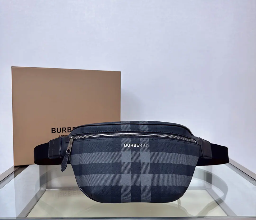Special level burThe latest stale palm-grained stubble bag., Show logo character tattoos, Decoration leather edges and brand logos. Available with slanted backband or tied to waist. Dimensions:37.5 x 8 x17 Model5591