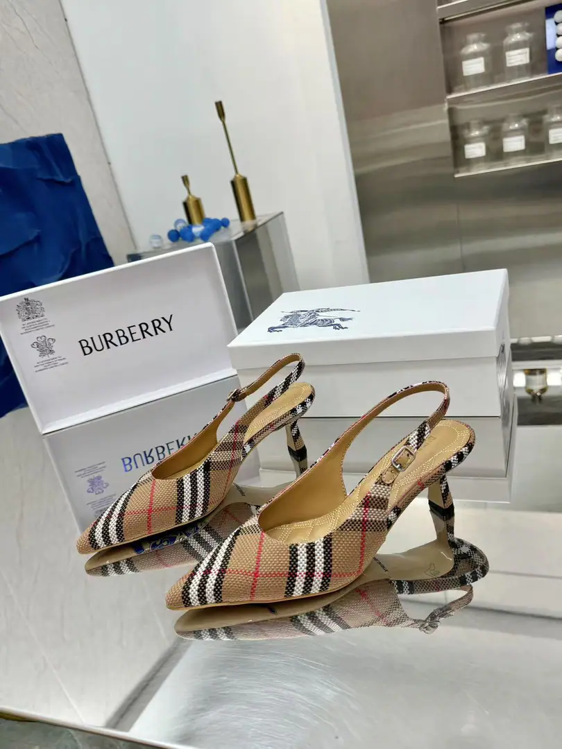 🌈🌈🌈New stuff on the shelf.☘️☘️Burberry Bob Li and..., Autumn shoes.🌺🌺🌺Channel cargo A sulfide shoe with a papolitico.🌈🌈It has to be the same.！🌺🌺The shoe face is a very special piece of Boboli., Three-line electric cushion., Original Open button, The extremely soft leather material is perfectly compatible with the two-foot curve of embroidery.. ❤️❤️Barboli's all vulcanized., The new smoothing and grinding of the bottom line is a natural display., It's not the original technology., 🍎🍎It's a tough process., Flat, Siu5.CMSimulate the skin., Codes:35~42(35.40.41.42.No re-election.)Ping, Siu