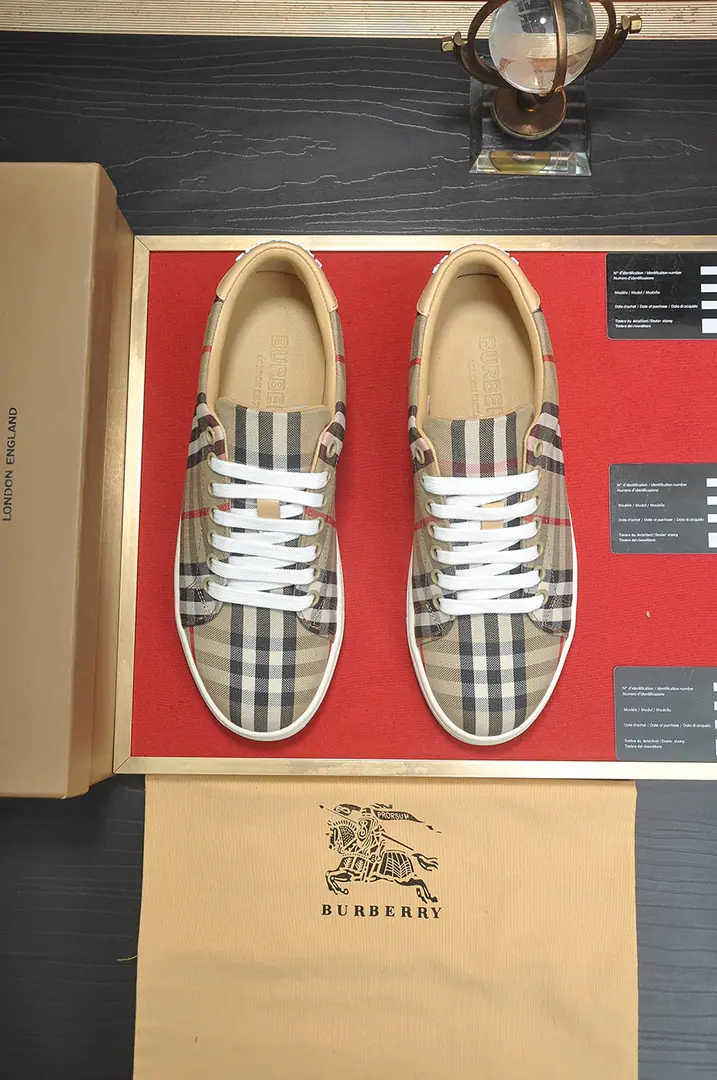 Get out of the factory. 【burberry- Boboli.】（In the cow's skin.）Classic low-band sneakers.｜Imported cattle skin with classic glycerine.｜In the cow's skin.｜Original Base｜The finest things to wear are comforts. Size: 38-44（45Do it.）