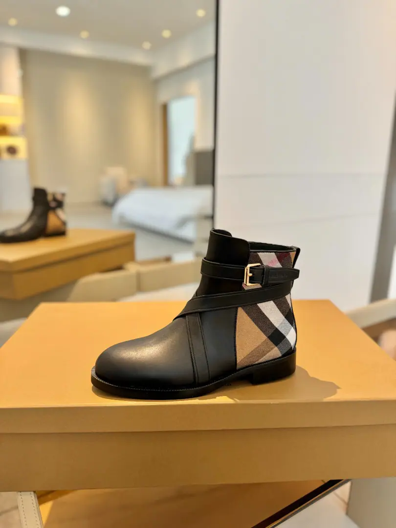 Burberryy Bobley. 𝑩𝒚𝒓𝒃𝒆𝒓𝒓𝒚𝒚 💝 👠 𝘽𝙪𝙧𝙗𝙚𝙧𝙧𝙮𝙮 Bobley.2023The latest exclusive boot release is classic.👢 Unique. Release ⚠️Requisition high version ⚠️Burberryy - Boboli. A lazy, elegant, understanding style. 🎉BURBERRYBobley England.🇬🇧Luxury brands, The rice of the hide., Original1:1Copy, Synchronize new cabinets A classic shoe-designed tattoo with graceful knowledge.. ✅Fabulous.: Original cow leather with a rib cloth. ✅Uchi.: Customize sheep skins ✅Otsumi!: The original is really a big one. ✅He's tall.: 1.5cm ✅Codes: 35–41 （40, 41Custom）