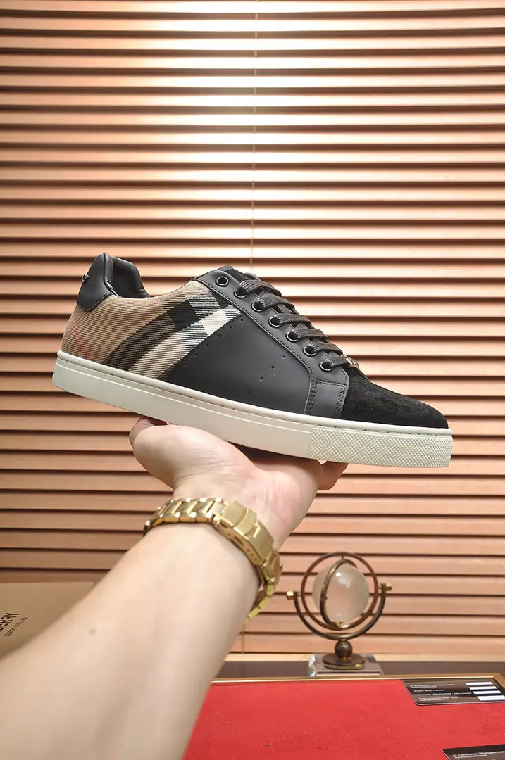 Get out of the factory. 【burberry- Boboli.】（In the cow's skin.）Classic low-band sneakers.｜Imported cattle skin with classic glycerine.｜In the cow's skin.｜Original Base｜The finest things to wear are comforts. Size: 38-44（45Do it.）