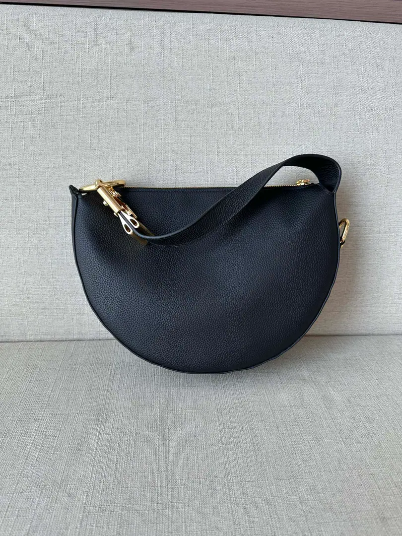The latest show.BUR Slanting bag Mailman's bag.！The original.！Knight ArcBags！ %All cattle skins., The skin is soft and delicate.！There are many ways to adjust your handkerchiefs.！The bag has zippers.！It's pretty safe., One needle is a big factory., Quality detail is perfect.！The counter.15800！Match Dustproof bags.！Dimensions: Long28*High21*Kuan7