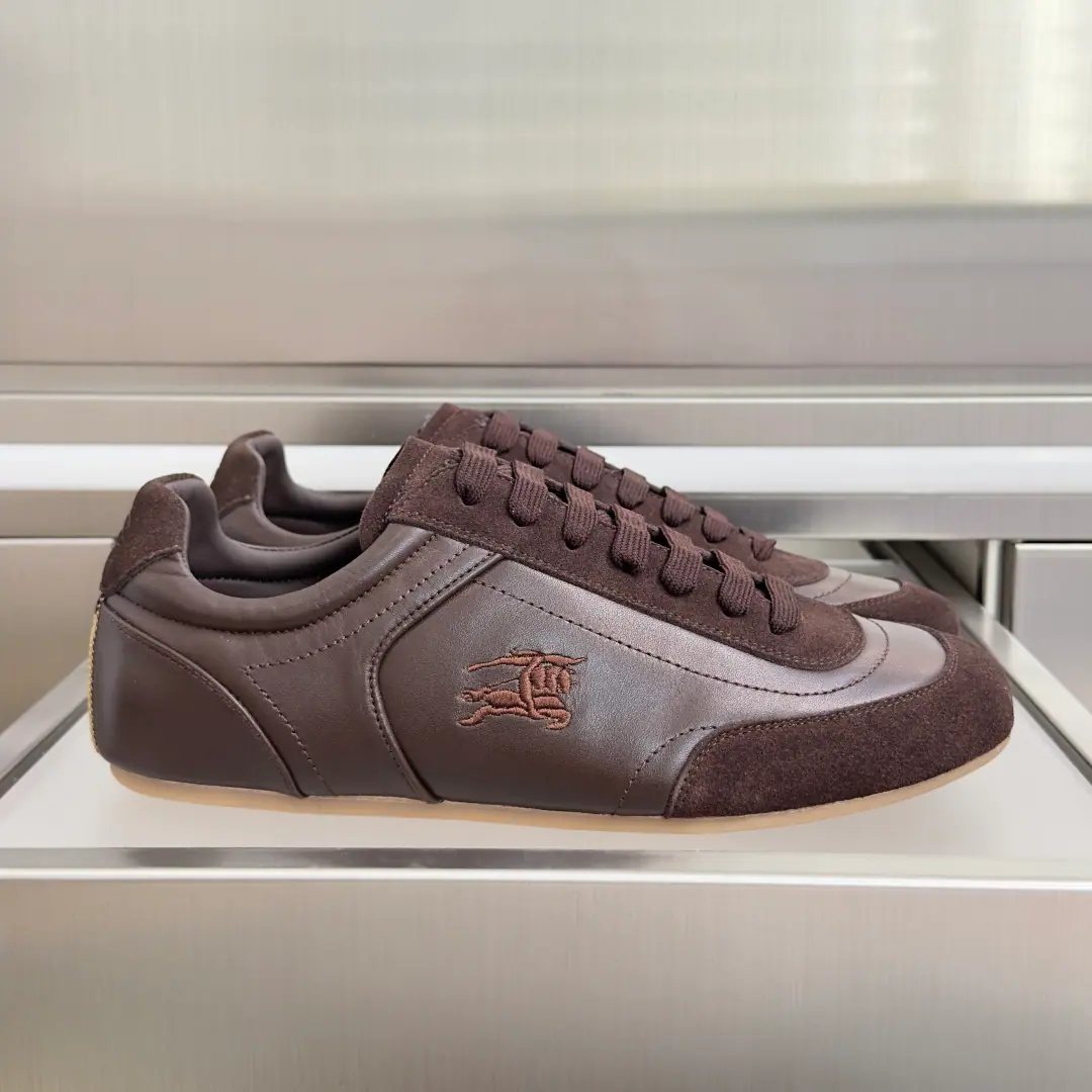 Top Version: Female/Men Burberry- Boboli.Knight Runner Series Couple money. Leisure Sports shoes - Tetsu. Knight Runner Sports shoes, A brand-marked new thing., Show currentline-like contour and simple appearance. It's made of the anti-feather leather., It's a work of art in Italy.. Low-pitched, A low profile, a symbol of the Knight of Horses.（EKD）Embroidery, Heel decoration. Burberry Gear Ripple Details. Light rubber soles are integrated into the grid stripes., I'm gonna get my bottom grip. Send a cabinet for fine packaging🛍📦 ▪️Fabulous.: Original customized head-level cattle skin ▪️Uchi.: Imports of soft sheep skins ▪️Shoes under the sole.: Original modeling of slide-resistant rubber material ▪️Bottom: 2CM ▪️Size: Female35-40 / Men39-45（Custom45
