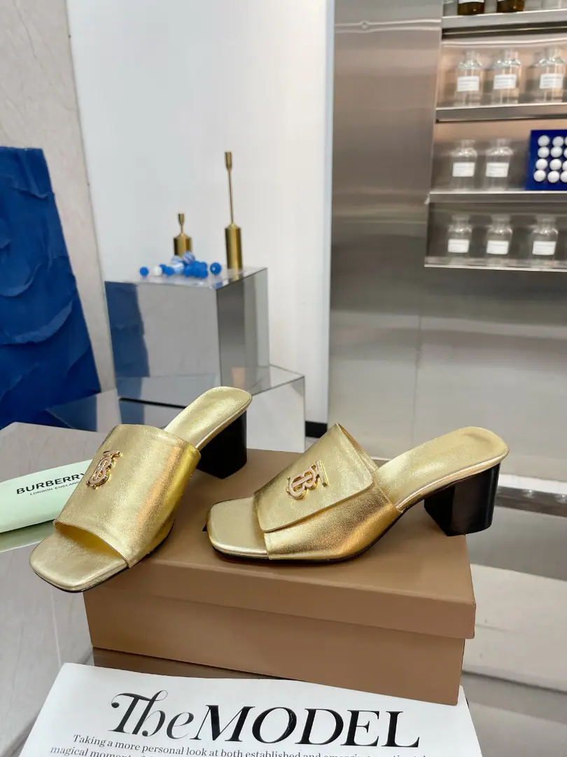 🌈🌈🌈New stuff on the shelf.☘️☘️Burberry Boboli's a rough guy., Flat slippers.🌺🌺🌺Channel cargo A sulfide slipper with a papolis.🌈🌈It has to be the same.！🌺🌺The shoe face is made of a Barboli cow., In the skin and feet., Original Open button, The extremely soft leather material is perfectly compatible with the two-foot curve of embroidery.. ❤️❤️Barboli's all vulcanized., The new smoothing and grinding of the bottom line is a natural display., It's not the original technology., 🍎🍎It's a tough process.5.5.Simulate the skin., Codes:35~42(35.40.41.42No re-election.)