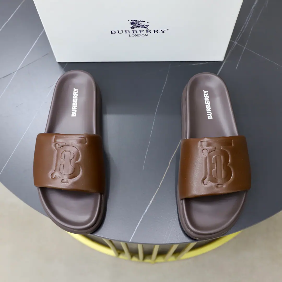 Get out of the factory. Burberry - Boboli slippers., Summer's new classic-cut slippers.Vintage The retro-gauge slippers. The twigs make comfort in wearing the experience. Shoe.: PVC %Heat-plastic polyurethane Shoes under the sole.: %Rubber Setup Design Sides are. Burberry Stereo-letter logo BurberryClassic-cut sandals. This classic pair of green sandals is from...Burberry (Bobley.). Design Details: Clipping, haymarketSquare Stripes, Show your toes., The side is marked with a pebbles brand., - Scalpel shoes. Size: 38-44（45Do it.）