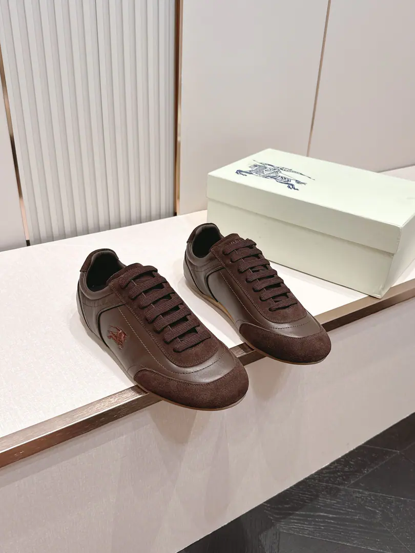 Top Men Burberry - Boboli. 2026Newest leisure. - Tetsu. A soft and comfortable German shoe. Next2026Summer series successfully launchedKnightA new low-group sports shoe after the sneakers captures the low-profile contour of the new seasonly stale and is sophisticated.BurberryThe details are made from the soft napa leather with the anti-feather leather. Of which the linen color/The dove-coloured formula uses the anti-feather-glossed fabric with a greasy-tied strap of shoes and a puncture. BurberryLogo Same paragraph for men and women The scale is carefully considered. It's a neutral contemplation that keeps the bright. And the softness of the woman in the dress. Bullskins. Original Base 35-45Code