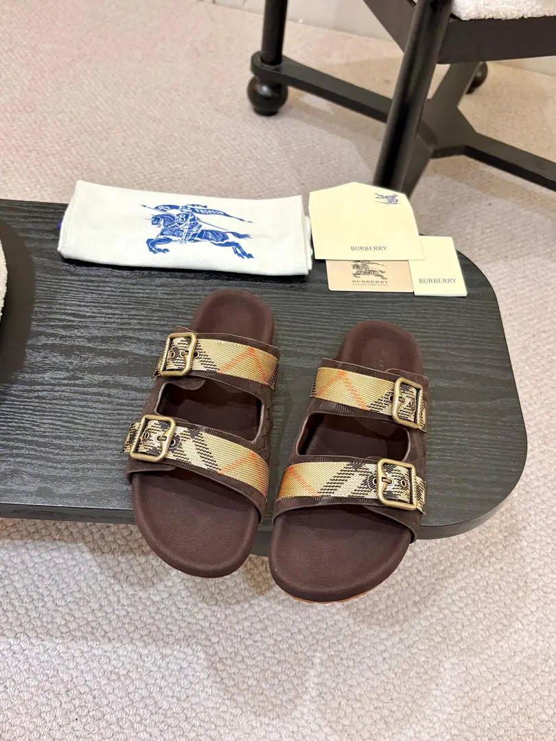 Couple money.！ Burberry2025The stump slipper is out of the oven., It's made of soft anti-featur., It's a work of art in Italy.. I'm putting a lot of pressure on the grid., The soles of the pressurized shoes., It's a top-end logo.. & Make modifiable B Font-button Ring, A symbolic sand with decorated flowers. Burberry Gravity. ✅Fabulous.: ♪ The silk reel ♪ ✅Reeb.: In silk cow. ✅Otsumi!: TPU ✅Colours: Black, Brown., Almond., Coffee.4Colour Optional ✅Codes: Men and women35-45（35,45Custom）