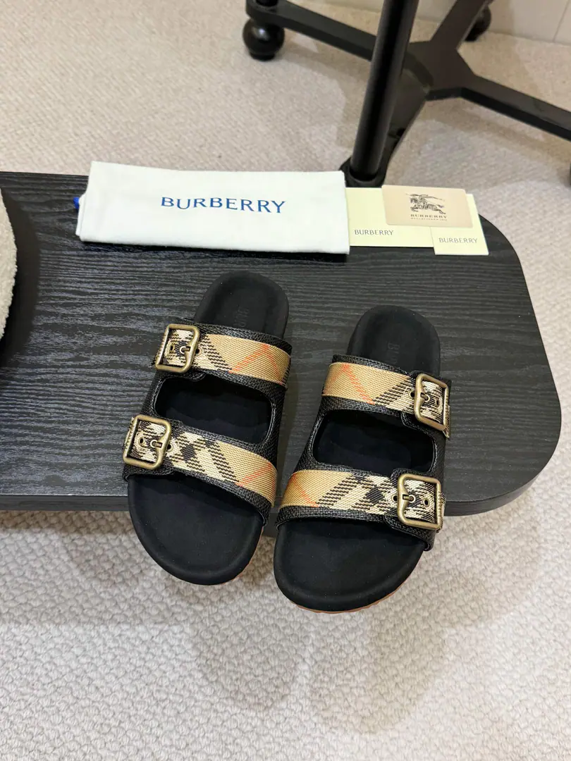Weaving face elements！ Burberry2025The stump slipper is out of the oven., It's made of soft anti-featur., It's a work of art in Italy.. I'm putting a lot of pressure on the grid., The soles of the pressurized shoes., It's a top-end logo.. & Make modifiable B Font-button Ring, A symbolic sand with decorated flowers. Burberry Gravity. ✅Fabulous.: Weaving skin ✅Reeb.: In silk cow. ✅Otsumi!: TPU ✅Colours: Black, Almond., Two Colours Optional ✅Codes: Men and women35-45（35,45Custom）