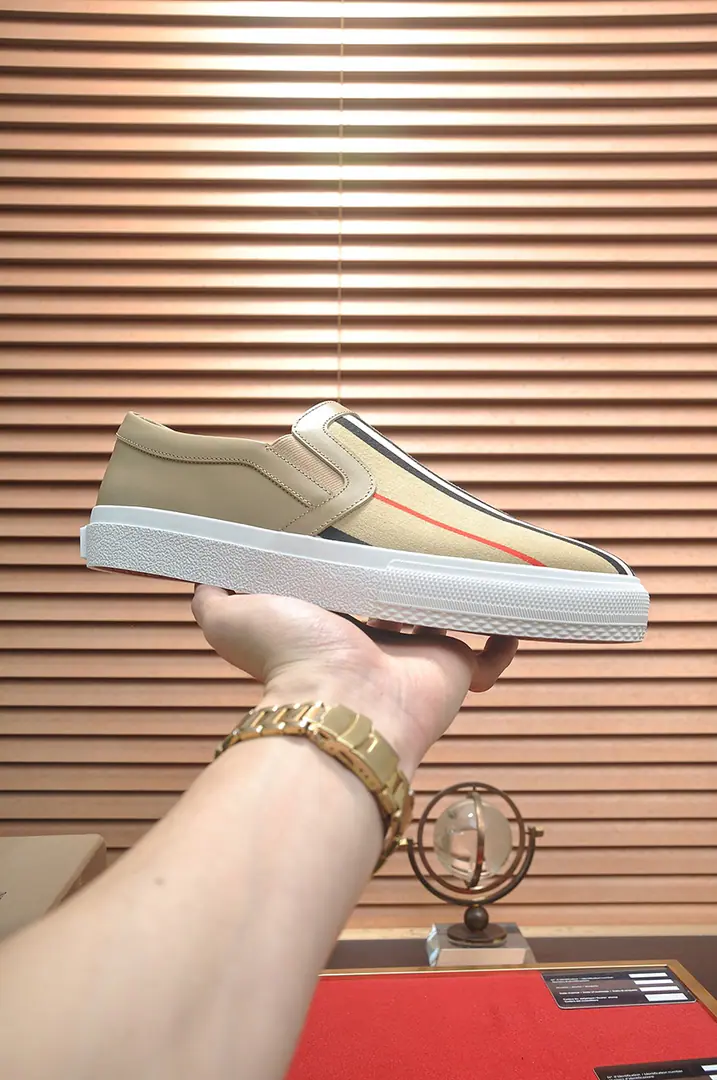 Get out of the factory. 【burberry- Boboli.】（In the cow's skin.）Classic low-band sneakers.｜Imported cattle skin with classic glycerine.｜In the cow's skin.｜Original Base｜The finest things to wear are comforts. Size: 38-44（45Do it.）
