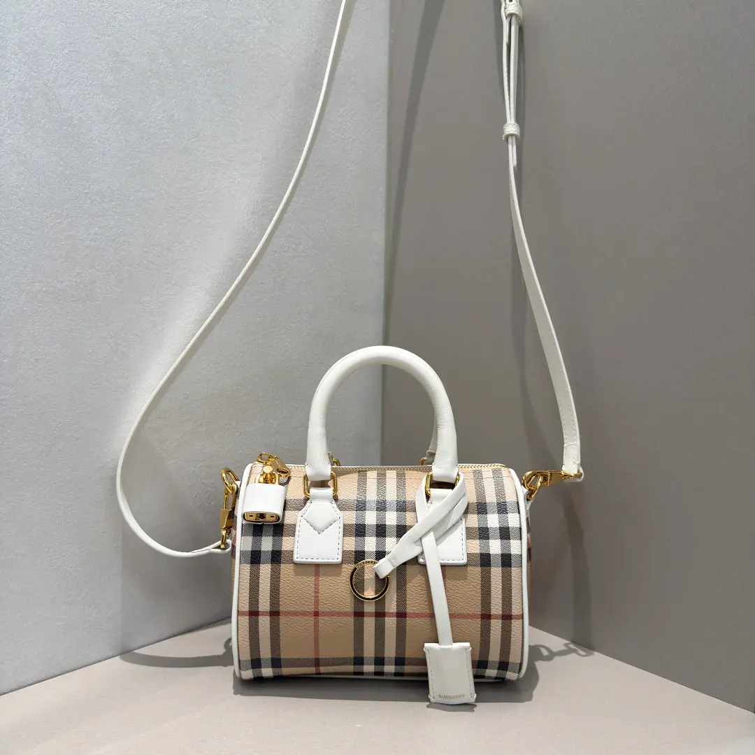 Special level BurMini Boston is superbly sophisticated.🌟With a little cow's skin and a lock and a luggage medal.. It's a hundred-and-a-half-year-old., Very light., Practicality💯 18.5 x 11x 12cm🌟 Model4962