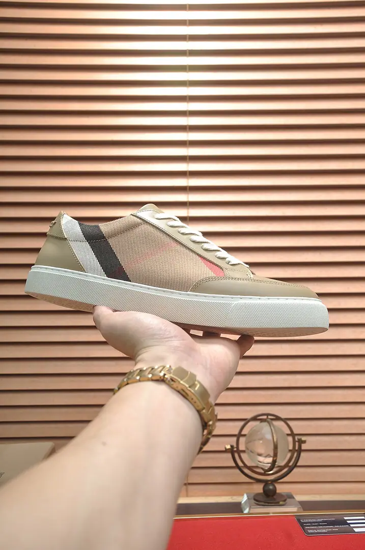 Get out of the factory. 【burberry- Boboli.】（In the cow's skin.）Classic low-band sneakers.｜Imported cattle skin with classic glycerine.｜In the cow's skin.｜Original Base｜The finest things to wear are comforts. Size: 38-44（45Do it.）