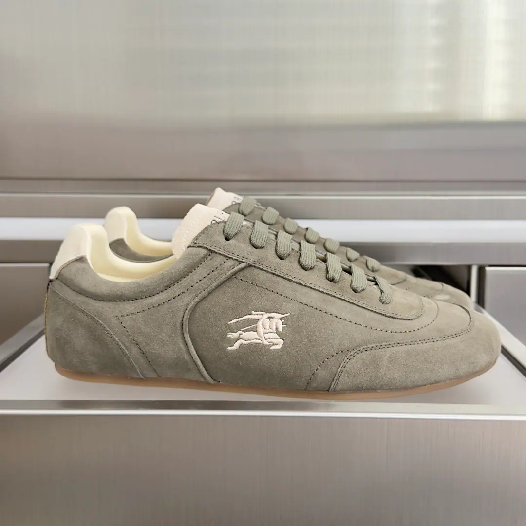 Top Version: Female/Men Burberry- Boboli.Knight Runner Series Couple money. Leisure Sports shoes - Tetsu. Knight Runner Sports shoes, A brand-marked new thing., Show currentline-like contour and simple appearance. It's made of the anti-feather leather., It's a work of art in Italy.. Low-pitched, A low profile, a symbol of the Knight of Horses.（EKD）Embroidery, Heel decoration. Burberry Gear Ripple Details. Light rubber soles are integrated into the grid stripes., I'm gonna get my bottom grip. Send a cabinet for fine packaging🛍📦 ▪️Fabulous.: Original customized head-level cattle skin ▪️Uchi.: Imports of soft sheep skins ▪️Shoes under the sole.: Original modeling of slide-resistant rubber material ▪️Bottom: 2CM ▪️Size: Female35-40 / Men39-45（Custom45