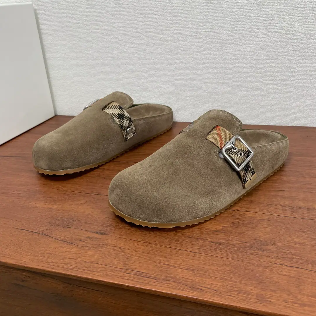 Burberry New man's leather. Urchin Half-drawn This semi-trailer shoe is made of soft, anti-featur and calf skin., & Make modifiable B Font-button Ring, A symbolic sand with decorated flowers. Burberry Gravity. Bottom of a shoe-faced package, The soles of the shoes are matched with the face., Heeling with a tattoo., The top of the surface of the wave-shaped rubber. Burberry Letter logo. Get your feet up there., Fashion leisure！Full packaged dustproof bags！ Codes: 39-40-41-42-43-44 Standard Code（38/45You're not going to be able to buy back.） Half-drawn Olive green.