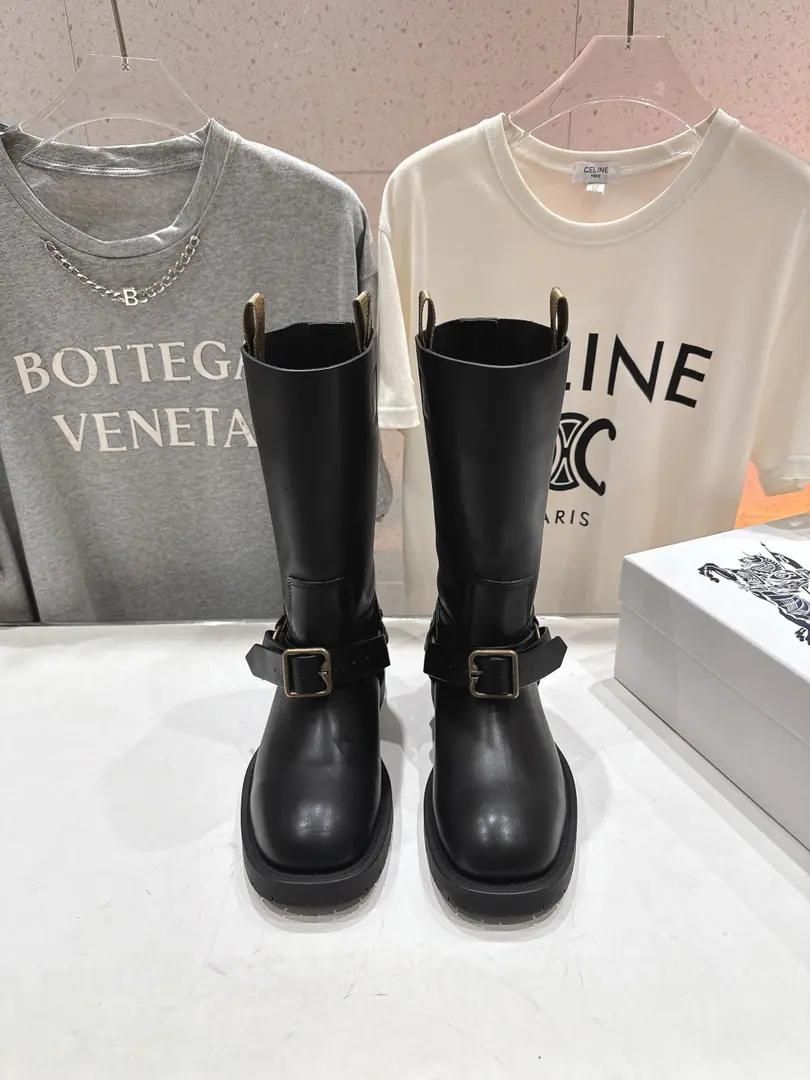 High Version Out BURBERRY～- Boboli.BBR F From the designer.Daniel Lee 25ss/Autumn and winter are all new to design new boots with medium-tock boots. ImmoIing has a lot of red stars on her feet. This autumn and winter are restricted. The counter is very difficult to buy. Looks tough. It's really soft and very nice.！I'm so impressed with my feet.！ The boots are wide. No matter how thick your legs are. You can wear a loose and straight leg.！！Punk wind is perfect.！（✅ZPBlue Knight's shoe bottom.） ✔Shoe.: Customize imports of real calf skin ✔Uchi.: Order sheep skins. ✔Shoes under the sole.: Original version to open ✔He's tall.: 3.5cm ✔Codes: 35-39（40I'll make sure I don't change it.！） （Full package）