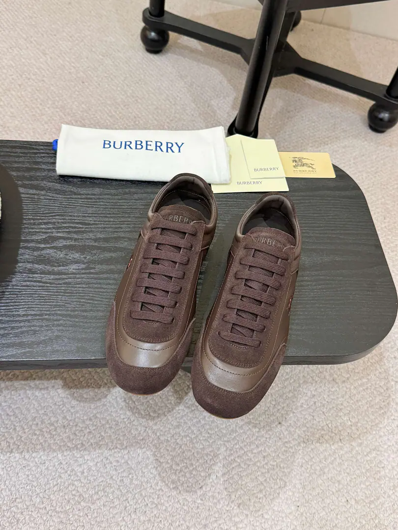. Burberry2026The money is fresh out of the trunk., BurberryIt's a new logo., These shoes are really perfectly balanced.「Brand recognition」and「The daily reality.」. No big deal.logo, But with details, you show your taste., It's either self-dressing or gifts., It's all about the choice of not stepping on a thunder.. ✅ The material is full. Italian factory., Napa leather.+Refraction of Revelvet, The foot is so soft., The pigeons are soft and visible., No, I don't think so. ✅ Low profile branding. ColouredEKDThe Knight of Horses' logo is embroidered., You know, I don't know anything about that.. Shoe tongue.BurberryLettermark, Details of the heel stripes., It's branded everywhere.DNA ✅ Retro and functional. Streamline Regud contour, No foot-scrambling.. Light-Little-Little-Little-Little-Little-Little-Little-Little-Little-Little-Little-Little-Little-Little-Little-Little-Little-Little-Little-Little-Little-Little-Little-Little-Little-Little-Little-Little-Little-Little-Little-Little-Little-Liar-Little-Little-Little-Little-Little-Little-Liar-Line-Li-Little-Little-L-Li-L-L-L-L-L-L-L-L-L-L-L-L-L-L-L-L-L-L-L-A-L-A-L-L-A-L-A-L-A-A-N-N-N-N-A-N-N-N-N-N-N-N-N-N-N-N-N-N-N-N-N-N-N-N-N-N-N-N-N-N-N-N-N-N-N-N-N-N-N-, You're a big grip., The daily commute is free of stress. ✅ The Hundred Kings. Low-end design with long legs., - A suit., Leisure pants., Tsk., You can fit in a sports suit., Boys on duty, A couple of girls is perfect. ✅Fabulous.: Pulse/The little cow has a velvet. ✅Reeb.: In silk cow. ✅Otsumi!: Skin. ✅Colours: Coffee. ✅Codes: Men and women35-45（35,45Custom）