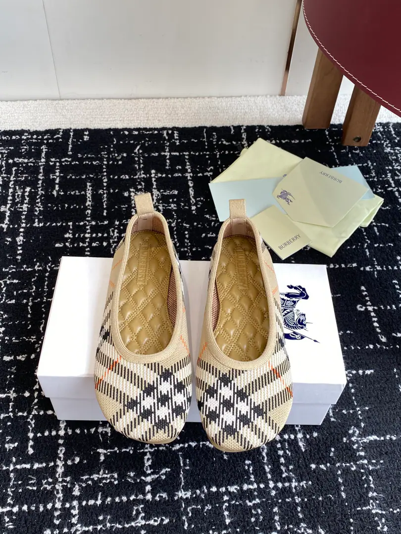 Dong-hoon's sub-purchase level BurberrySame pair of Maringueir flat shoes.！When the French romance meets Martutten, The ancient embroidery is above soft and true skin.. This is a small-ass ballet shoe., And with a stomping design., Breaking the boundaries of grace and leisure, It's a pair of skins., Like a second layer of skin.. ♪ A light step ♪, Every needle of embroidery tells of the lazyness and the manner of the streets of Paris.. From the cafe to the weekends., It's simple, not simple., Easy to handle commute., Date, I've been shopping for a lot of scenes.. Let the classic Grandma's shoe-style rejuvenation machine put a resounding tone on your suit., The French grace of your own.. The shoe head is more inclusive., It's more friendly for the big, fat, big, big sisters.. And then the ankles show more width than the feet., It's a little bit smaller for the feet., And pull the legs., Make your legs look longer.. A good pair of shoes is a super-optimal choice for the face. The mixed sheep skin is a hybrid species that is artificially grown., It's fabric. The best quality of the world.！A single skin., The skin of the mixed sheep is more delicate., It's more flexible., Softer than ever.. In the inside of a high-end shoe., That's perfect.！I'm comfortable with my feet and I'm good with air., This is the unique experience of mixed sheep belts.. But because of the low yield of mixed sheep skins,, So the price will be relatively high.. The shoe surface is electro-meat., It's not a simple mechanized copy., Every shoe is covered in a picture.3DModelling and Dynamic Simulation, Ensure needle foot density, The angle is accurate with the original.. And then we'll adjust the thread manually., To make battle martotine and the diamond tattoos present a natural stereo level on the shoe.. Shoe.: Original open-forming material Uchi.: A mixed-meat sheep. Foot pads.: A mixed-meat sheep. Shoes under the sole.: Rubber Bottom Size: 35-39