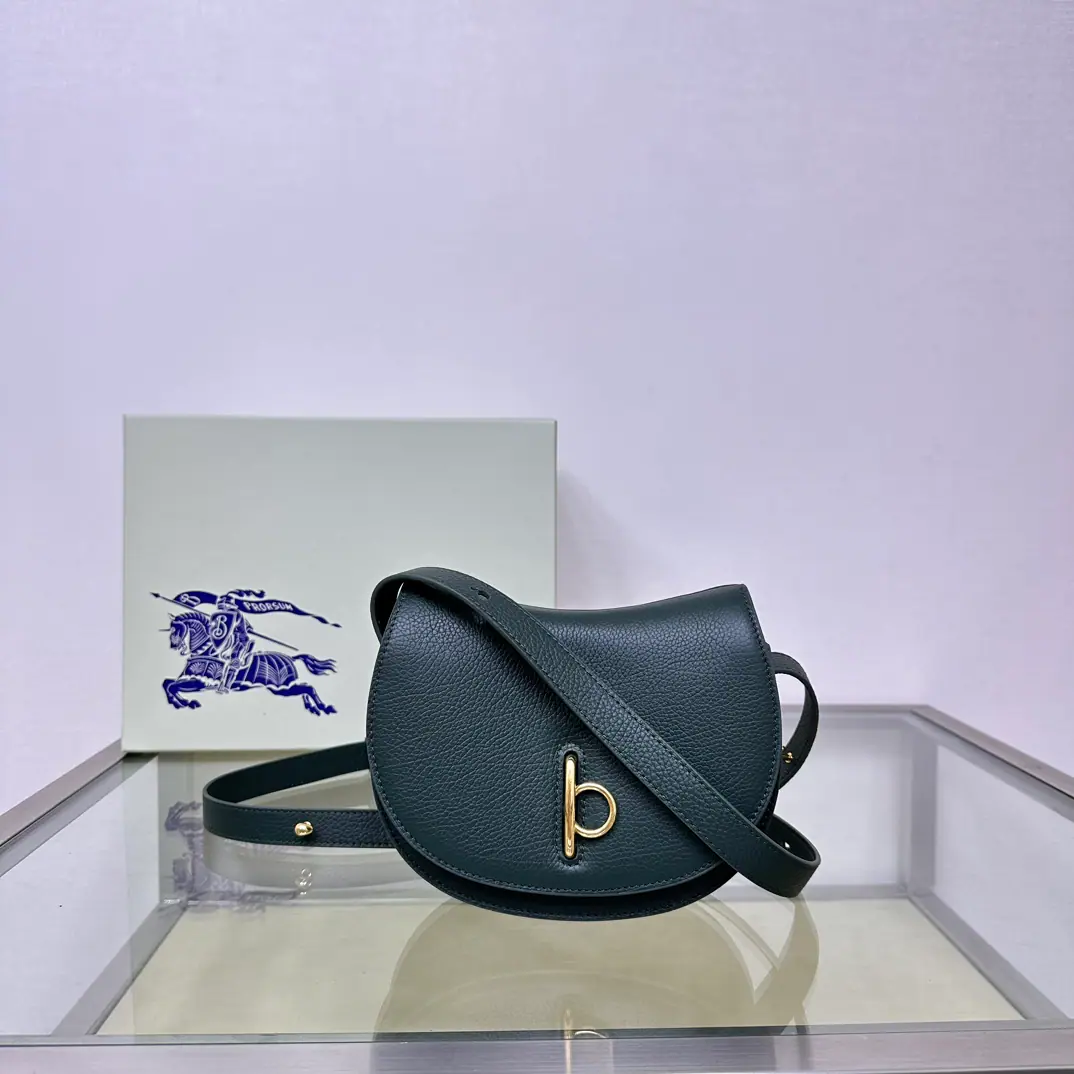 Special level BThe newest home is a big house., It's made of a grain of calf skin.. It's a work of art in Italy., It's a gravy-stamped leather.. The arc contour was inspired by the childhood wooden horse., The caps are open.bFont accessories. With leather shoulder belts., Adjustable to switch shoulder backpack and slanting backpacks. Modifiable leather shoulder belt Top top top top top top is covered.b Font opening Hand painted on the edge. Lass Metals accessories The back side is marked with the Knight of Horses. (EKD）Pump flowers. Gravity pressure flower liner Dimensions19× 6× 16cm Model1661