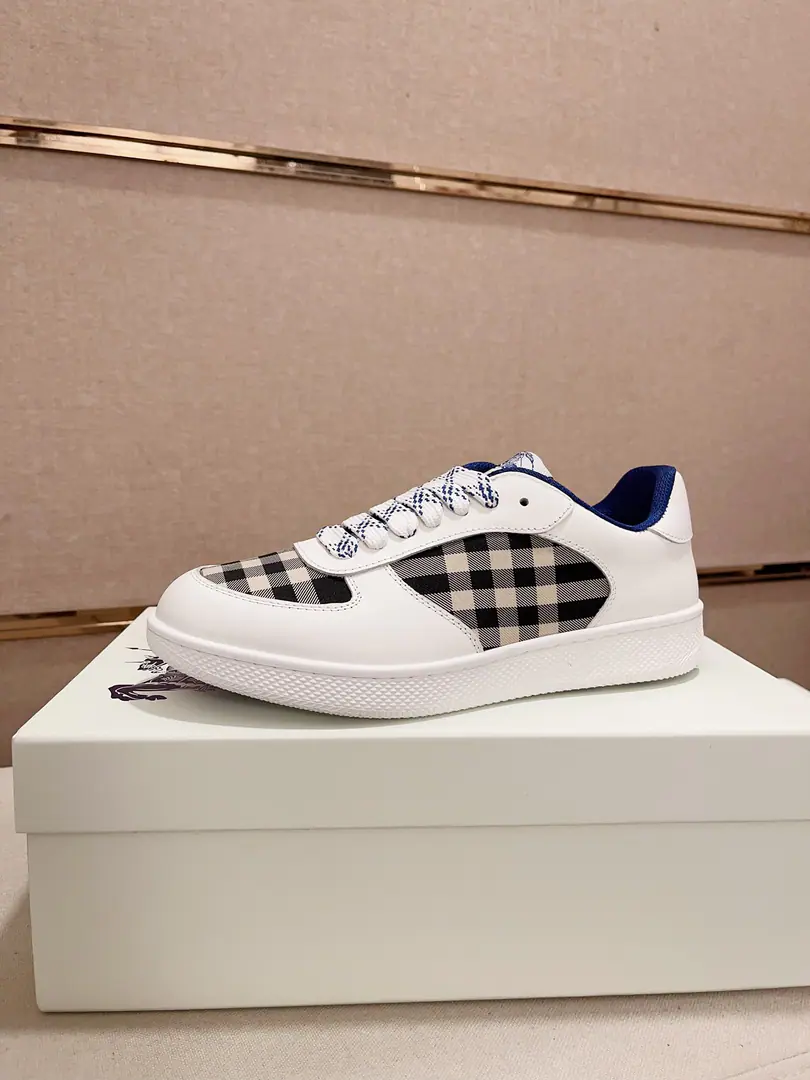 Plant prices: Top Version🥳◾️▫️The new Barbolis' old-school low-ass sneakers., By Vintage The old-fashioned cotton-cuts are coupled with a new twig., Decorating new brand logo. In the top of the cow's skin., Heel. Burberry Letters of the Facing logo, TPUOriginal Base！Codes:38-45. I'll be a girl and a girl.46.