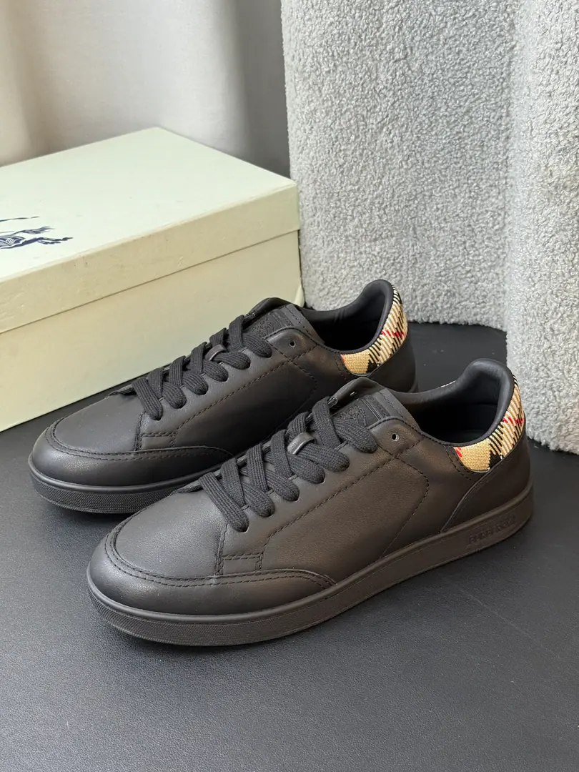 White leather.𝐁𝐔𝐑𝐁𝐄𝐑𝐑𝐘# The new Barboli. Marker of the new paragraph Set Sports shoes, Present in a simple style, Accomplishing the luxury of everyday style. Low-ass shoes., It's made of smooth leather., Made in the heart of the Italian factory.. The back heel is knitted. Burberry Gravity, In a symbolic sammy.. The shoe tongues are wearing the horse badges., Smart. Knight of the Horse.（EKD）And brand logo design.. Bandage Design The soles are marked with the Knight of Horses.（EKD） Attach dustproof bags Shoe.:Customize soft cow skin+Classic Gravity. Uchi.:Customize sheep skins Shoe pads.:Lamb skin. Otsumi!:TPUShoes under the sole. Size:39-44