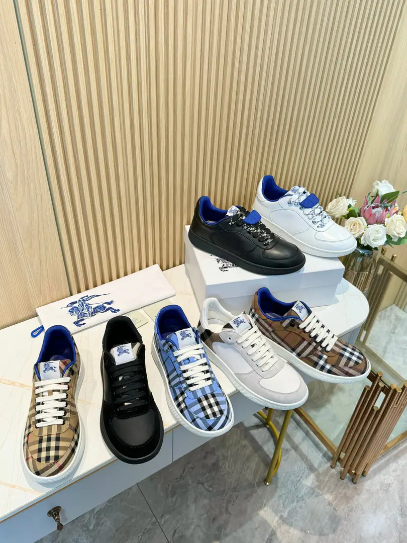 Couple money., The price of the plant is men's.,Female Dollar！The money's coming out., Three years of classic grids back., A hundred., Decorative Swirl Burberry Gear. With a lined and twig shoelace on the eye of the net., The rubber shoe bottom is a collection. Burberry Letter logo. From Burberry The classics., The necessary provision for the closet is interpreted in a branded style.. ✅Fabulous.: Classic cotton.+Silk cow skin. ✅Reeb.: Inside the original plate., The silk cow has feet. ✅Otsumi!: TPU ✅Colours: Black ✅Codes: Men and women35-45（,35,45Custom）