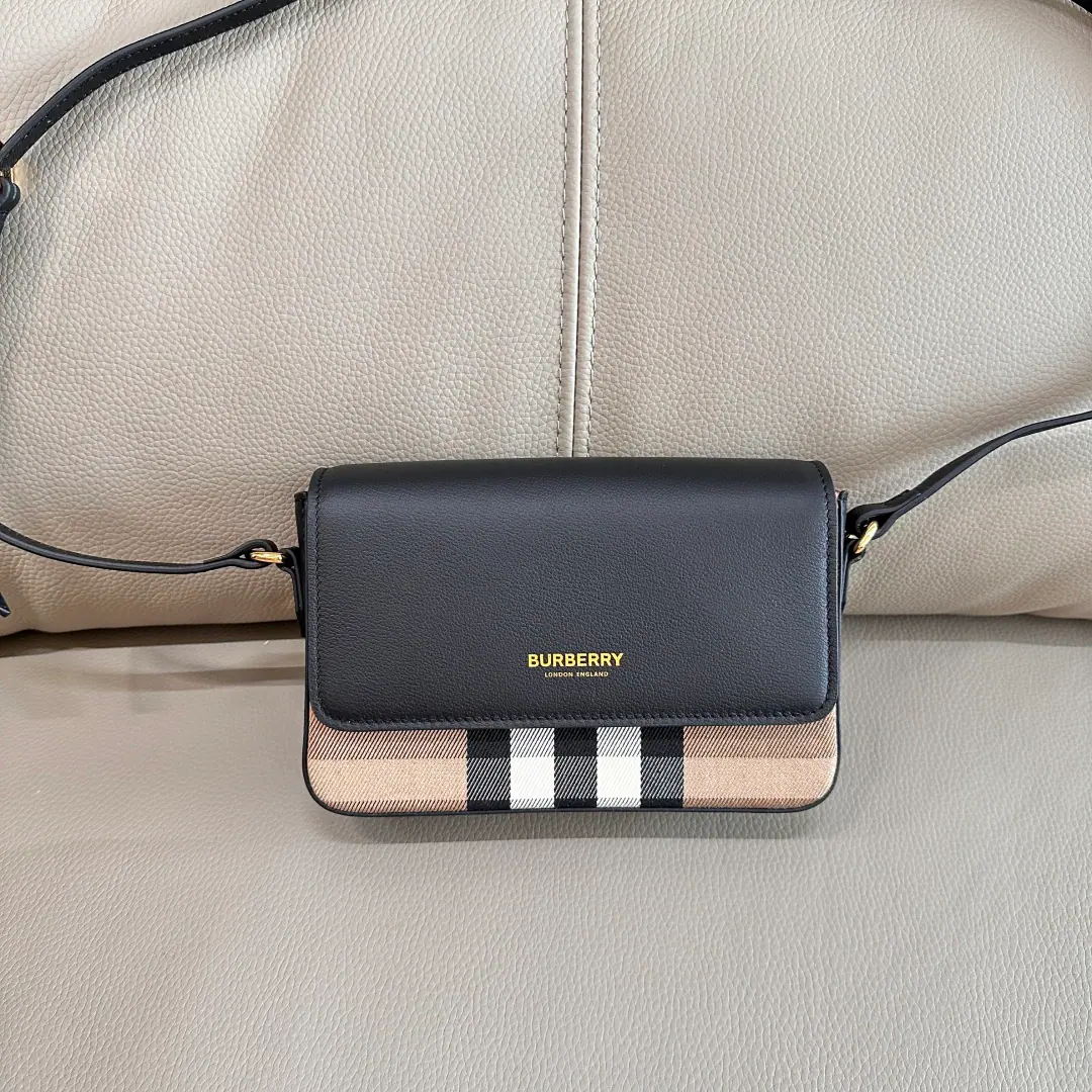 Special level BHome's latest tattoo bag.💕The length of the shoulder belt is automatically regulated., One shoulder, slant, hand in hand., Whatever you want. The import of the cow's skin is extremely practical., The trumpet is enough to carry the usual things.～～Dimensions20x4x13 Model0281