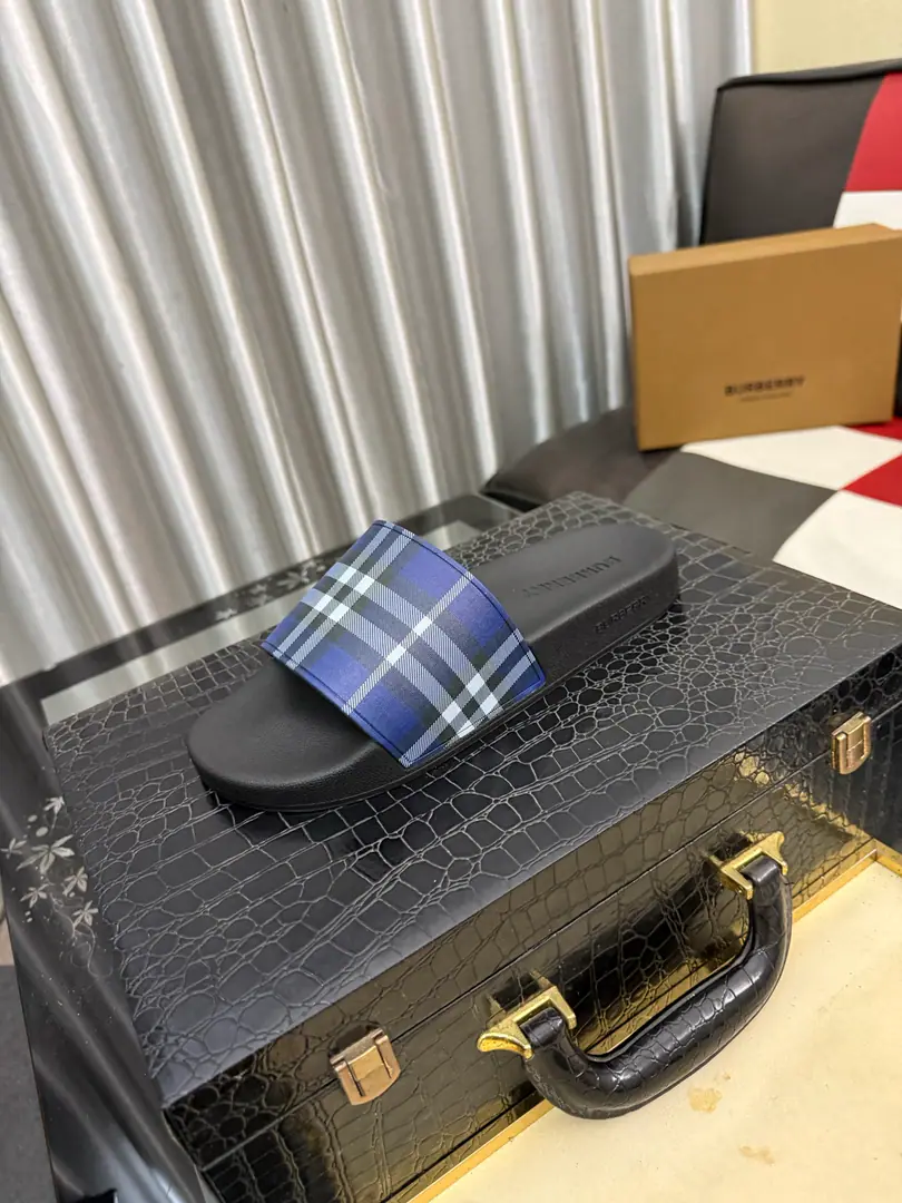 Get out of the factory.⌚⌚Burberry - Boboli slippers., Summer's new classic-cut slippers.Vintage The retro-gauge slippers. The twigs make comfort in wearing the experience. Shoe.: PVC %Heat-plastic polyurethane Shoes under the sole.: %Rubber Setup Design Sides are. Burberry Stereo-letter logo BurberryClassic-cut sandals. This classic pair of green sandals is from...Burberry (Bobley.). Design Details: Clipping, haymarketSquare Stripes, Show your toes., The side is marked with a pebbles brand., - Scalpel shoes. Size: 35-46（45, 46Do it.）