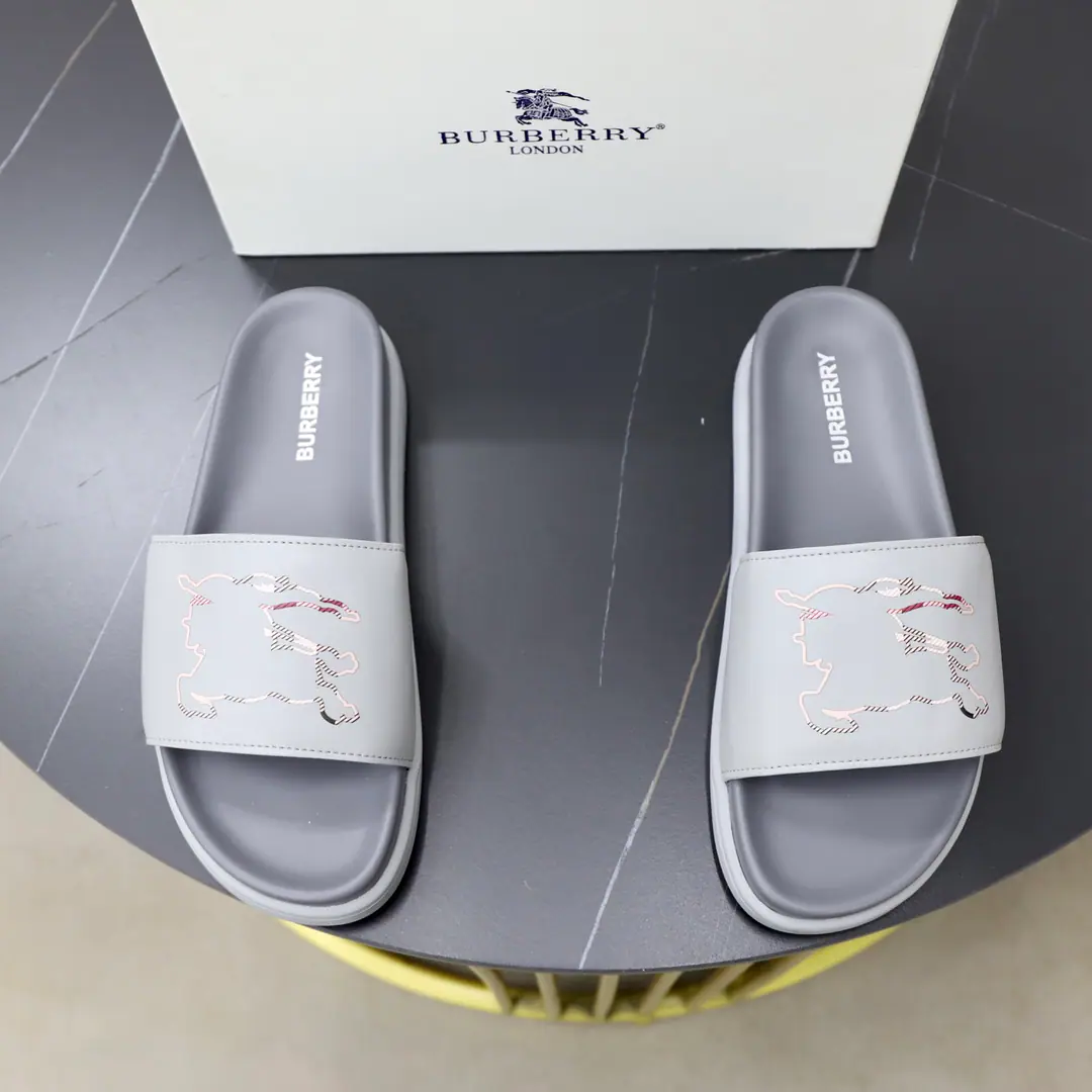 Get out of the factory. Burberry - Boboli slippers., Summer's new classic-cut slippers.Vintage The retro-gauge slippers. The twigs make comfort in wearing the experience. Shoe.: PVC %Heat-plastic polyurethane Shoes under the sole.: %Rubber Setup Design Sides are. Burberry Stereo-letter logo BurberryClassic-cut sandals. This classic pair of green sandals is from...Burberry (Bobley.). Design Details: Clipping, haymarketSquare Stripes, Show your toes., The side is marked with a pebbles brand., - Scalpel shoes. Size: 38-44（45Do it.）