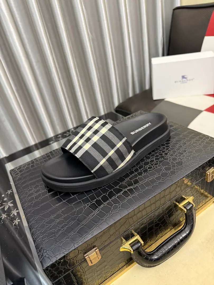 Get out of the factory.⌚⌚Burberry - Boboli slippers., Summer's new classic-cut slippers.Vintage The retro-gauge slippers. The twigs make comfort in wearing the experience. Shoe.: PVC %Heat-plastic polyurethane Shoes under the sole.: %Rubber Setup Design Sides are. Burberry Stereo-letter logo BurberryClassic-cut sandals. This classic pair of green sandals is from...Burberry (Bobley.). Design Details: Clipping, haymarketSquare Stripes, Show your toes., The side is marked with a pebbles brand., - Scalpel shoes. Size: 38-44（45Do it.）