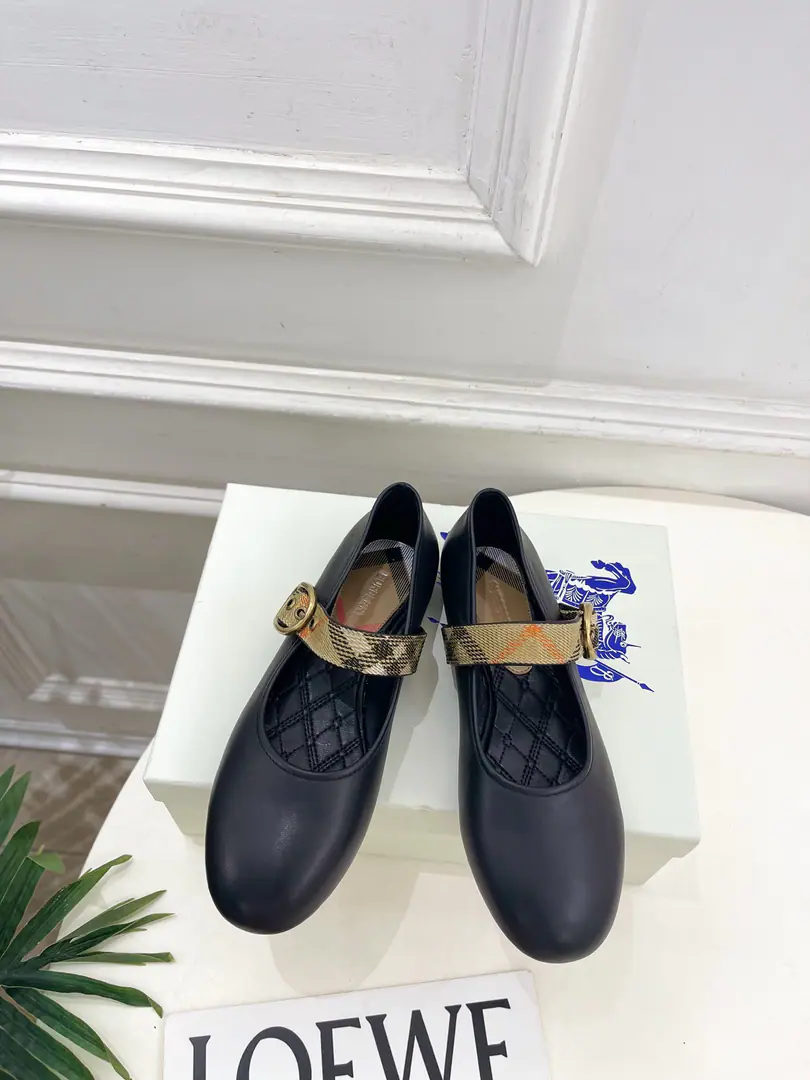 Burberry- Boboli. 2026New The classic Mary Jane's flat soles. As the most popular designer in these two years,, Simple design, The details are so clever., It's clean and unpopular.！ You don't want to see the brand., It's a little small but it's a good match., ins, Little Red Books are everywhere. ！BSOriginal 1-to-one.！ ◾️Shoe.: Original-Skin-Specific Cow-Skin ◾️Uchi.: Import mixed sheep skin ◾️Otsumi!: The original import is really big. ◾️He's tall.: Floor ◾️Codes: 35~39(40.41Make a no-refund order.） ◾️Plant price ◾️Numbering: 2608045
