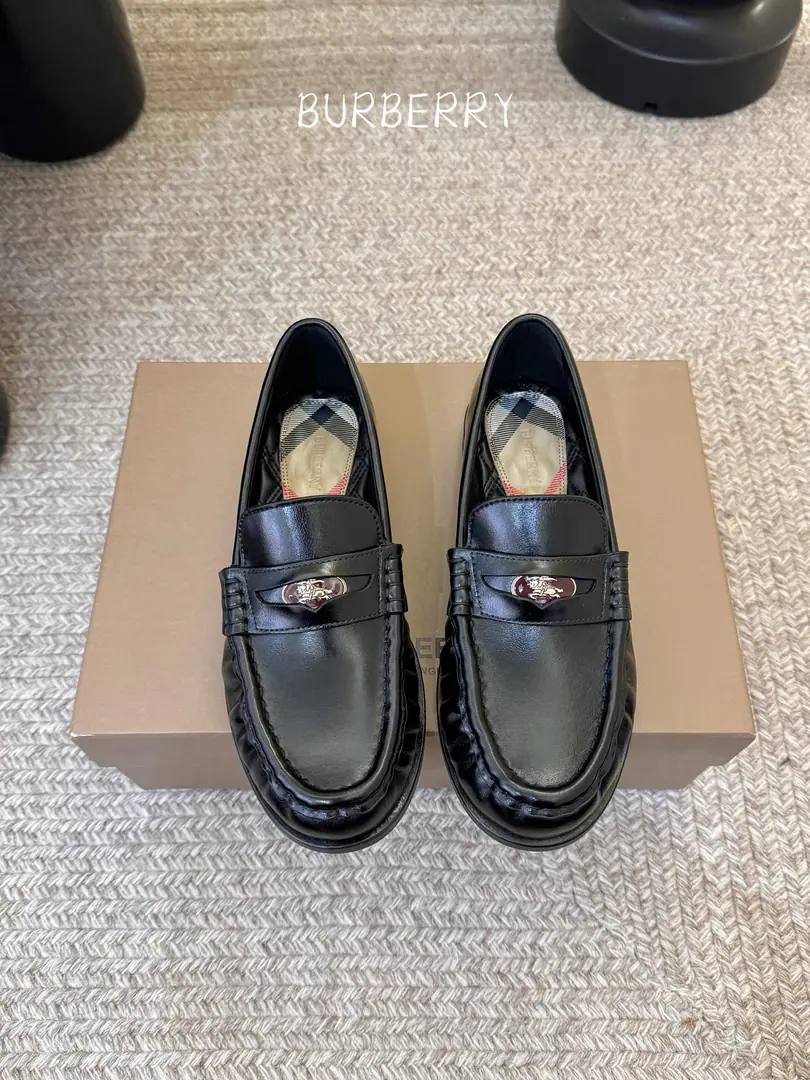 BURBERRY～Bobley., - Boboli.BBR F From the designer.Daniel Lee 26ss/Spring and summer are new to the new LeFoo shoes. A super-net red star on his feet. This spring and summer is a limit. The counter is very difficult to buy. The upper foot is very soft and very well-dressed.！I'm so impressed with my feet.！ Simple old money to wear. - It's a good one. Quality control is not a worry. Recurdurdo design, - A suit?, Dress., The jeans can be easily handled., Low profile and full of spirits. （✅ZPThe Blue Knight is a real shoe-shoe.） ✔Shoe.: Italian imports of wrinkled calf skin. ✔Uchi.: Import of sheep skin ✔- It's a hardware.: Original custom-made hardware button ✔Shoes under the sole.: Italian imports are so thick. ✔Codes: 35-39（40.41I'll make sure I don't change it.） （Full package）