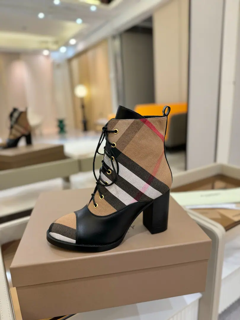 Burberryy Bobley. 𝑩𝒚𝒓𝒃𝒆𝒓𝒓𝒚𝒚 💝 👠 𝘽𝙪𝙧𝙗𝙚𝙧𝙧𝙮𝙮 Bobley.2025 Unique. Launch classic grid boots.👢 Unique. Release ⚠️Requisition high version ⚠️Burberryy - Boboli. A lazy, elegant, understanding style. 🎉BURBERRYBobley England.🇬🇧Luxury brands, The rice of the hide., Original1:1Copy, Synchronize new cabinets A classic shoe-designed tattoo with graceful knowledge.. ✅Fabulous.: Original cow leather with a rib cloth. ✅Uchi.: Customize sheep skins ✅Otsumi!: The original is really a big one. ✅He's tall.: 9.5cm ✅Codes: 35–41 （40, 41Custom）