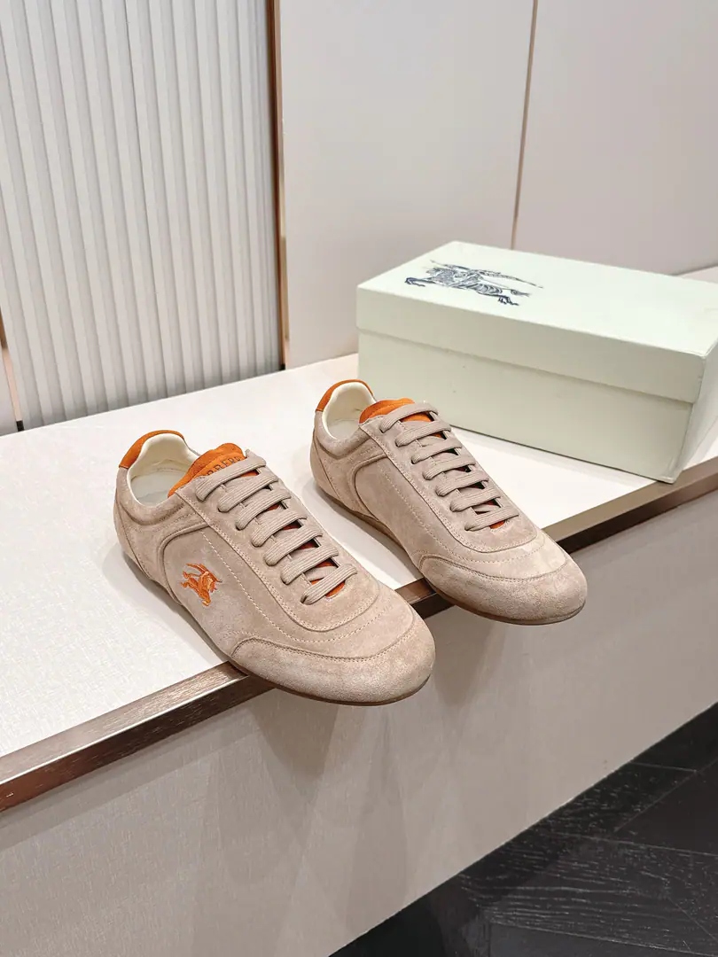 Top P Men Burberry - Boboli. 2026Newest leisure. - Tetsu. A soft and comfortable German shoe. Next2026Summer series successfully launchedKnightA new low-group sports shoe after the sneakers captures the low-profile contour of the new seasonly stale and is sophisticated.BurberryThe details are made from the soft napa leather with the anti-feather leather. Of which the linen color/The dove-coloured formula uses the anti-feather-glossed fabric with a greasy-tied strap of shoes and a puncture. BurberryLogo Same paragraph for men and women The scale is carefully considered. It's a neutral contemplation that keeps the bright. And the softness of the woman in the dress. Bullskins. Original Base 35-45Code