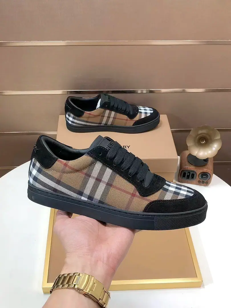 Plant 【burberry- Boboli.】Classic low-band sneakers.｜Imported cattle skin with classic glycerine.｜In the sheep's skin.｜Original Base｜The finest things to wear are comforts. Size: 38-44（45Do it.）