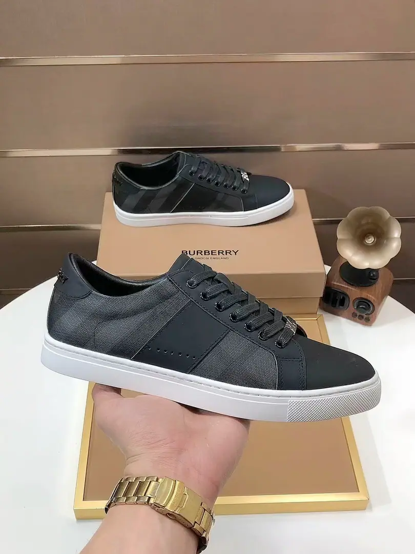 Plant 【burberry- Boboli.】Classic low-band sneakers.｜Imported cattle skin with classic glycerine.｜In the sheep's skin.｜Original Base｜The finest things to wear are comforts. Size: 38-44（45Do it.）