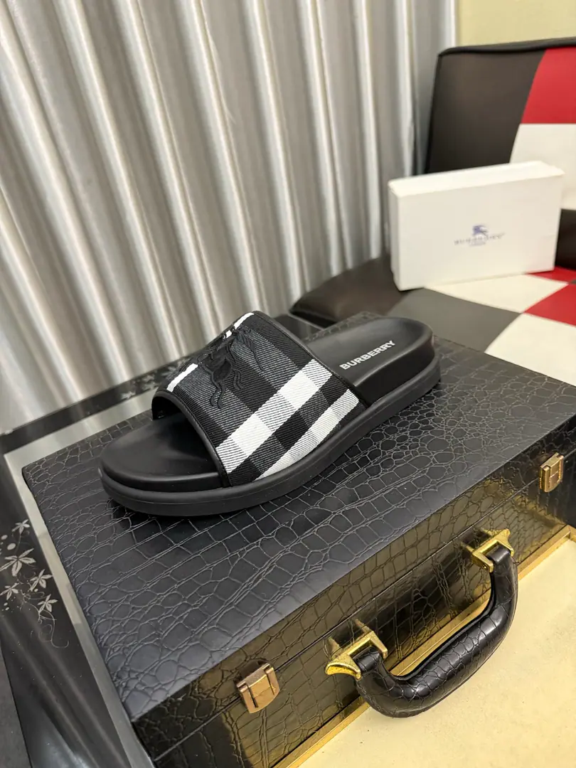 Get out of the factory.⌚⌚Burberry - Boboli slippers., Summer's new classic-cut slippers.Vintage The retro-gauge slippers. The twigs make comfort in wearing the experience. Shoe.: PVC %Heat-plastic polyurethane Shoes under the sole.: %Rubber Setup Design Sides are. Burberry Stereo-letter logo BurberryClassic-cut sandals. This classic pair of green sandals is from...Burberry (Bobley.). Design Details: Clipping, haymarketSquare Stripes, Show your toes., The side is marked with a pebbles brand., - Scalpel shoes. Size: 38-44（45Do it.）