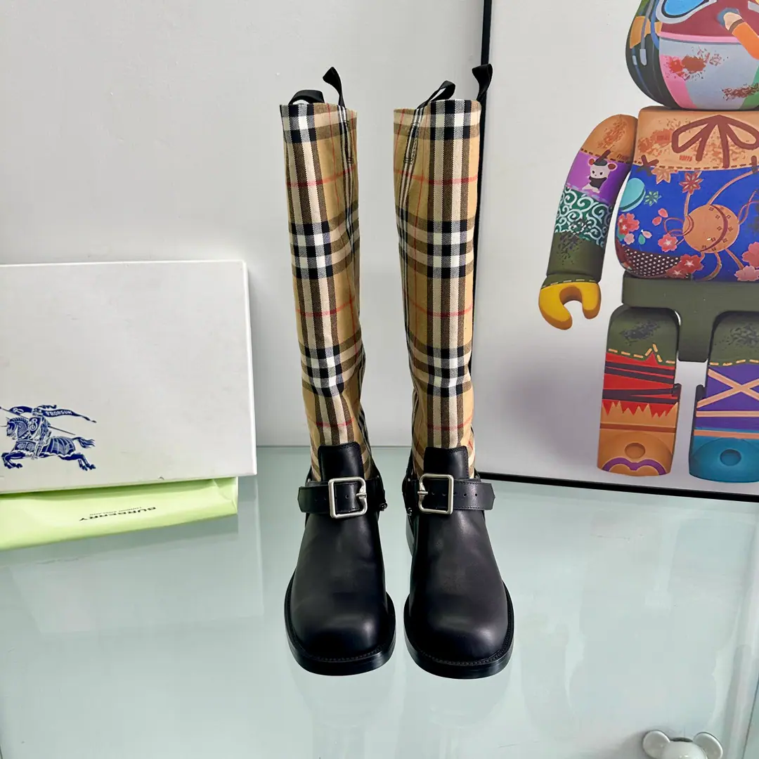 New stuff on the shelf.🌈- Boboli.Burberry The owner of the counter is making a call., Designed by a celebrity. 〰 It's a unique knight's boots with a Boboli. Shoes face with top-top head-story sheep skin inside the skin of a cow. ‼️Remarks:Boots.👢Humming38cm Ripple:35cm He's tall.:2.5cm ‼️Short boots.👢Humming:15cm Ripple28cm ‼️The sheep's skin in the boots.🔥🔥🔥. In the short boots, in the sheep's skin. Boots. Short boots. Codes: 35-43（35Code and sum40.41.42.43It's a code. No, no, no, no, no.）