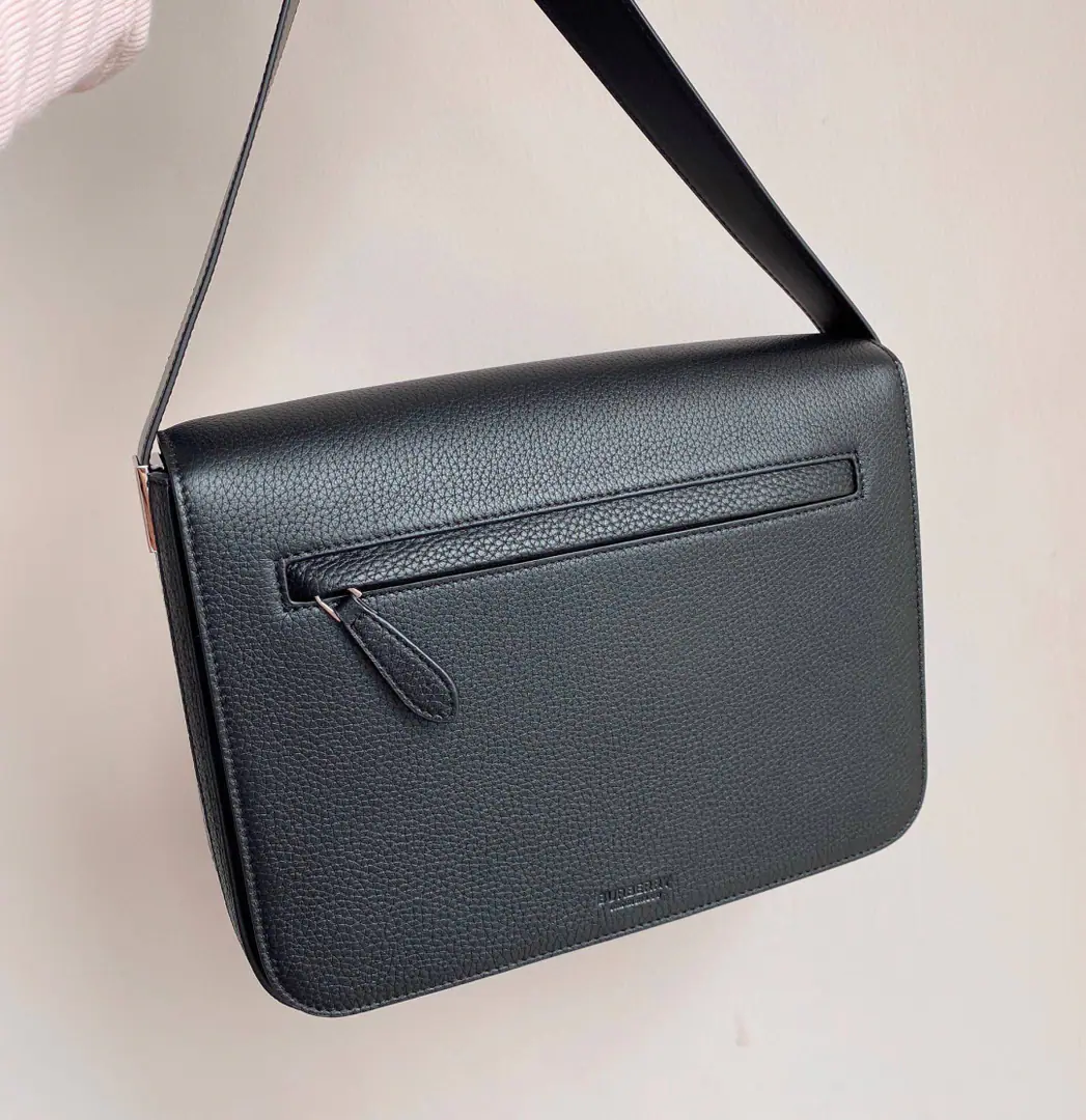 Special level BThe family chooses Italian leather with grains., And a branded logo.. Reattachable belts, and outer and zipping bags, Easy to pick up objects. 28 x 9 x 21.5cm🌟Model0361