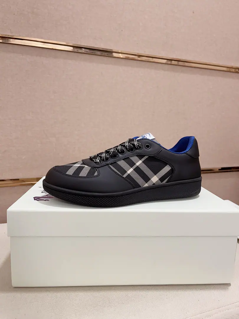 Plant prices: Top Version🥳◾️▫️The new Barbolis' old-school low-ass sneakers., By Vintage The old-fashioned cotton-cuts are coupled with a new twig., Decorating new brand logo. In the top of the cow's skin., Heel. Burberry Letters of the Facing logo, TPUOriginal Base！Codes:38-45. I'll be a girl and a girl.46.