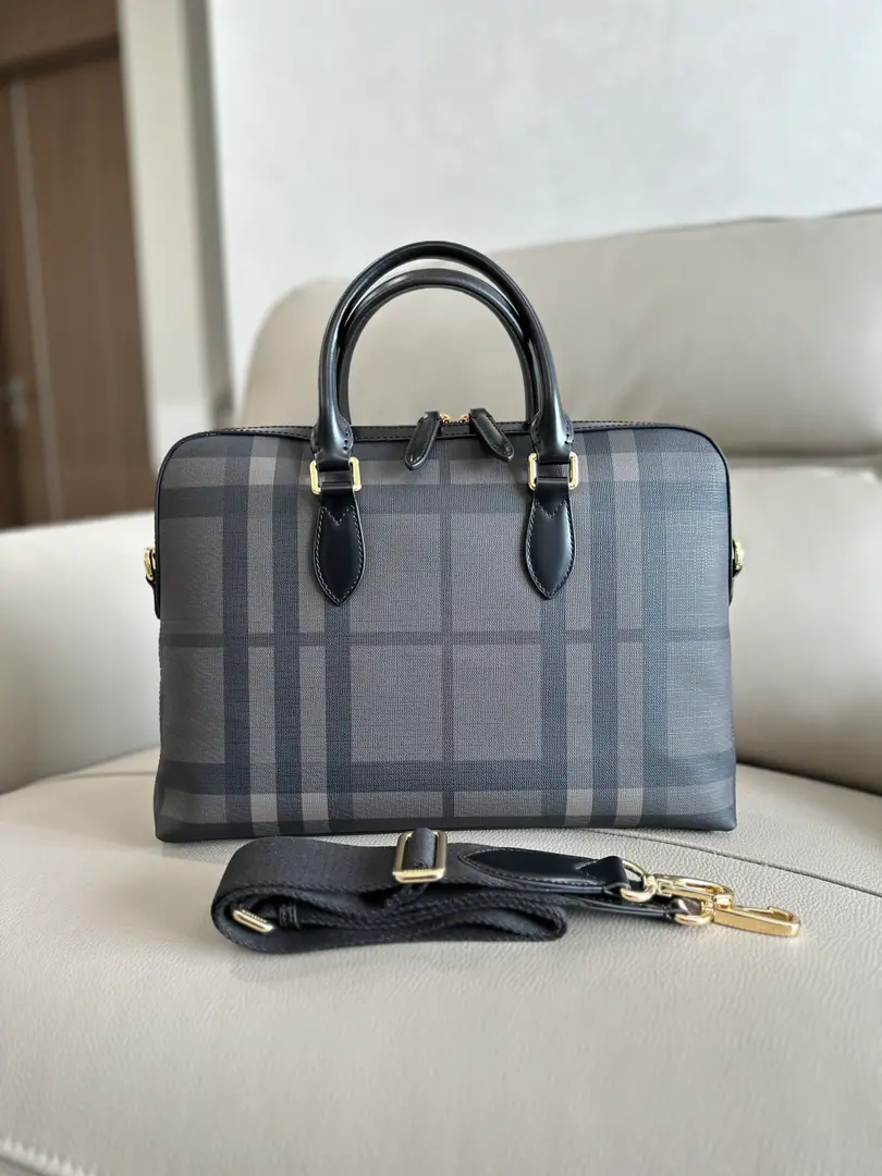 Special level BA male briefcase., Picking smoked fumes., It's a pair of luxury leather., A very inclusive version., Dimensions37 x 5.5 x 27cm Label bags and plug bags Disableable shoulder belt - The mouth is zipped. Hand painted on the edge. Glossy Metal accessories！🌟Model884155
