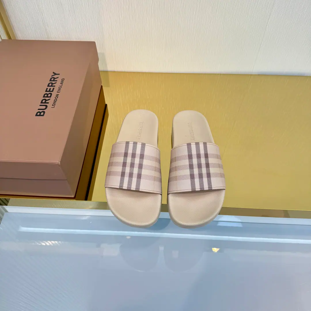 Plant price The new slipper in the counter has the branded letter-based logo., And the chief creative director. Riccardo Tisci It's... Burberry First Show Series Name「Kingdom」 Ruler Guide One to one., Pattern5DPrint Shoe.: %Environmentally friendly polyamide Shoes under the sole.: %Rubber Setup Design Codes, 36-46 The cabinet is full packaging.