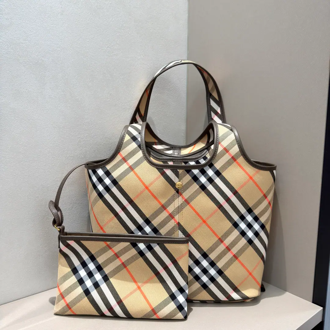 Special level BThe latest soft and firm Tot bag., It's made of cotton slanted paste., It's a work of art in Italy.. Decoration Precipitation Season BHomegrass.. Uninlined lightweight, ♪ In smooth calf ♪ Leather edge., We'll go with a slicable zipper bag.. From Burberry The classics., The necessary provision for the closet is interpreted in a branded style.. Dimension Layout41× 14 × 26cm. Model6861