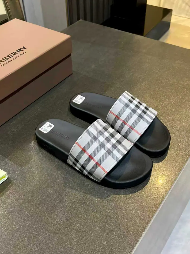 The new slipper in the counter has the branded letter-based logo., And the chief creative director. Riccardo Tisci It's... Burberry First Show Series Name「Kingdom」 Ruler Guide One to one., Pattern5DPrint, Shoe.: %Environmentally friendly polyamide, Shoes under the sole.: %Rubber Setup Design Codes, 36-46