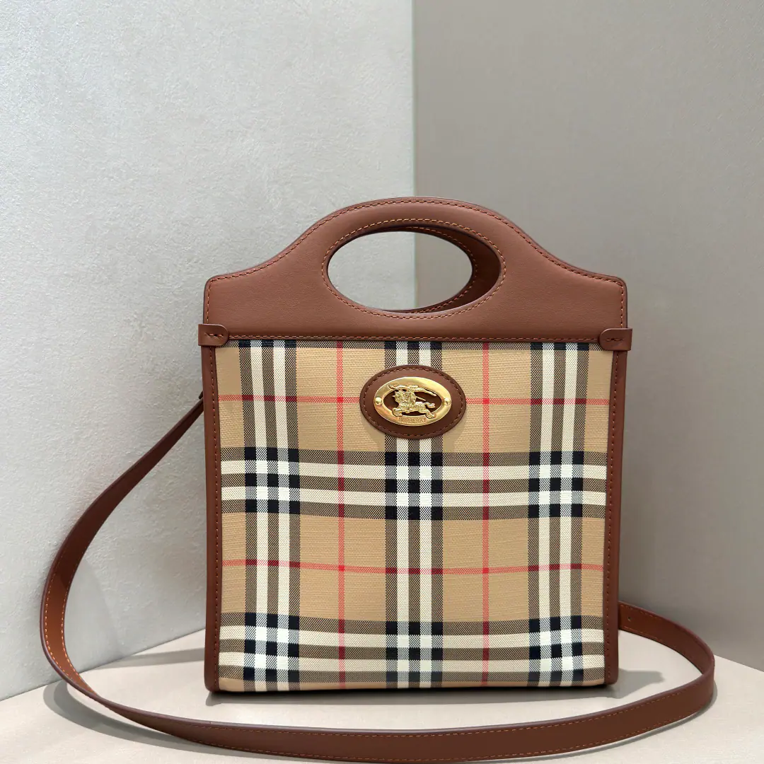 Special level Pocket Pocket bag., I'm inspired by the brand collection.. It's made of coated cotton cloth and smooth little cow skin., Made in the heart of the Italian factory.. Fine Cable, Decoration of rice BurberryGravity stamp, A little bit of a plaque, empty knight's seal.. The Bo-Ling-Ling-Ling-Ling-Ling., You can use the top handle on your handkerchief., Or use a demandable slant belt to carry it.. It's a good place to store the everyday necessities., Including cell phones., Money clips and sunglasses.. Dimensions- 24 x11 x 29cmModel442160