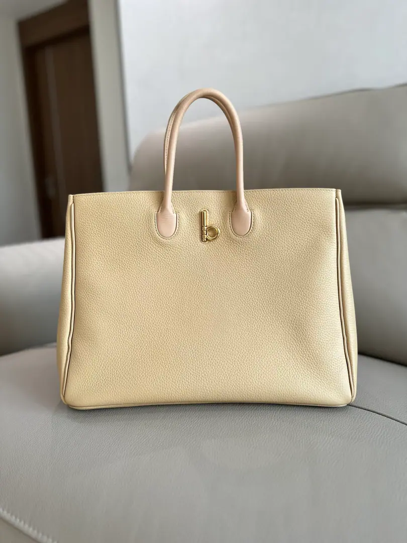 Special level Big number.BThe latest soft and firm Tot bag., I'm gonna make it with a little peared cow skin.. It's a work of art in Italy., Match, Pine line.. Integration into branding.b Woo-woo-woo!, Slippery little cow skins with a pony-striped knight's logo.(EKD）Pump flowers.. Adoption Openable The shoulder belt., Toggle handbags and shoulder backpacks. The back side is marked with the Knight of Horses. (EKD）Pump flowers. Dimensions35.5 × 18x 28cmModel5751