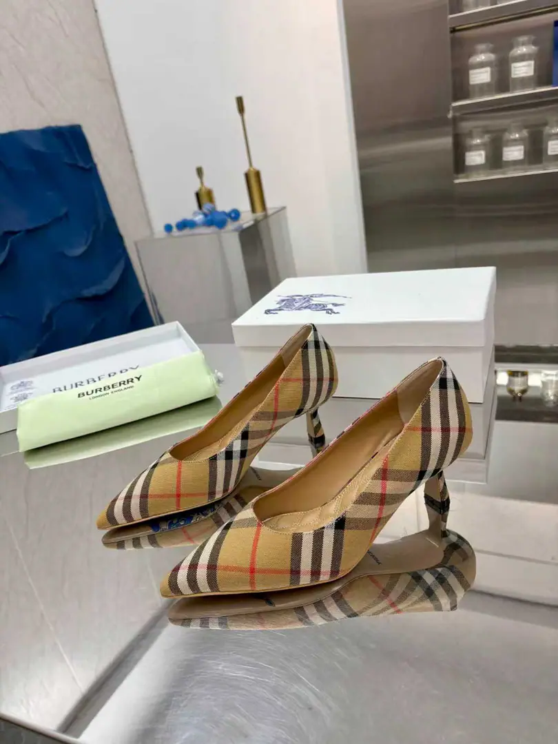 🌈🌈🌈New stuff on the shelf.☘️☘️Burberry Bob Li and..., Autumn shoes.🌺🌺🌺Channel cargo A sulfide shoe with a papolitico.🌈🌈It has to be the same.！🌺🌺The shoe face is a very special piece of Boboli., Three-line electric cushion., Original Open button, The extremely soft leather material is perfectly compatible with the two-foot curve of embroidery.. ❤️❤️Barboli's all vulcanized., The new smoothing and grinding of the bottom line is a natural display., It's not the original technology., 🍎🍎It's a tough process., Flat, Siu5.CMSimulate the skin., Codes:35~42(35.40.41.42.No re-election.)Ping, Siu