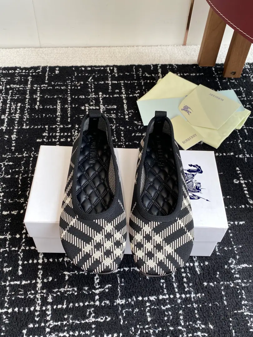 Dong-hoon's sub-purchase level BurberrySame pair of Maringueir flat shoes.！When the French romance meets Martutten, The ancient embroidery is above soft and true skin.. This is a small-ass ballet shoe., And with a stomping design., Breaking the boundaries of grace and leisure, It's a pair of skins., Like a second layer of skin.. ♪ A light step ♪, Every needle of embroidery tells of the lazyness and the manner of the streets of Paris.. From the cafe to the weekends., It's simple, not simple., Easy to handle commute., Date, I've been shopping for a lot of scenes.. Let the classic Grandma's shoe-style rejuvenation machine put a resounding tone on your suit., The French grace of your own.. The shoe head is more inclusive., It's more friendly for the big, fat, big, big sisters.. And then the ankles show more width than the feet., It's a little bit smaller for the feet., And pull the legs., Make your legs look longer.. A good pair of shoes is a super-optimal choice for the face. The mixed sheep skin is a hybrid species that is artificially grown., It's fabric. The best quality of the world.！A single skin., The skin of the mixed sheep is more delicate., It's more flexible., Softer than ever.. In the inside of a high-end shoe., That's perfect.！I'm comfortable with my feet and I'm good with air., This is the unique experience of mixed sheep belts.. But because of the low yield of mixed sheep skins,, So the price will be relatively high.. The shoe surface is electro-meat., It's not a simple mechanized copy., Every shoe is covered in a picture.3DModelling and Dynamic Simulation, Ensure needle foot density, The angle is accurate with the original.. And then we'll adjust the thread manually., To make battle martotine and the diamond tattoos present a natural stereo level on the shoe.. Shoe.: Original open-forming material Uchi.: A mixed-meat sheep. Foot pads.: A mixed-meat sheep. Shoes under the sole.: Rubber Bottom Size: 35-39