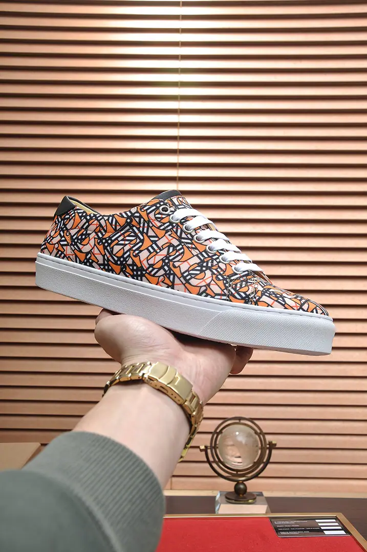 Get out of the factory. 【burberry- Boboli.】（In the cow's skin.）Classic low-band sneakers.｜Imported cattle skin with classic glycerine.｜In the cow's skin.｜Original Base｜The finest things to wear are comforts. Size: 38-44（45Do it.）
