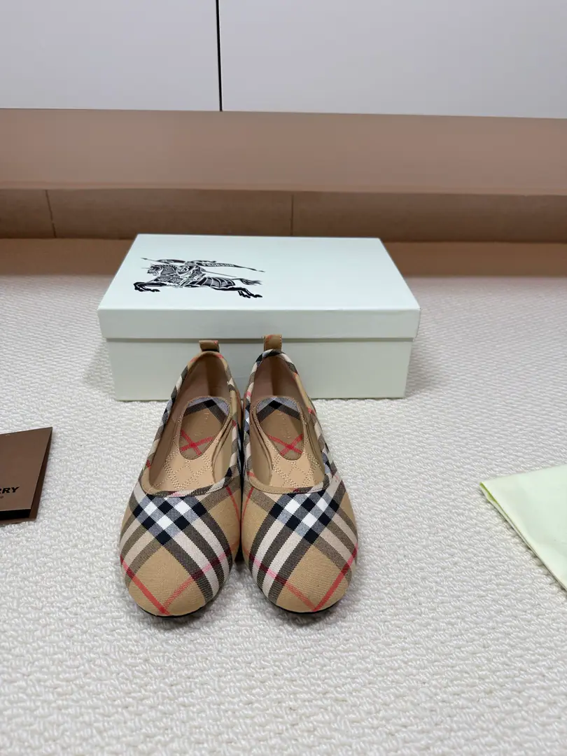 BURBERRYBarbolig's shallow-tailed ballet shoes. That's a big one. The old flower is colored. Floor Brief Advanced Ballet shoes.🩰 The classic stripe is old and old. Ballet shoes soft and scalding. Mary Jane is a very good man. Burberry / - Boboli.26New Shoes under the sole. The Knight of Horses is a symbol of the flower. Shoe. Lamb skin. Italy is a big-ass country. It's branded.logo, The decorations are a little bit of an hour's work.🌈. In the pipskin. 💯 Italy🇮🇹That's a big one. Brand.logo ⭐️ Codes Female 35 36 37 38 39 40 41 （40 41 Set code number） Prefixed packaging